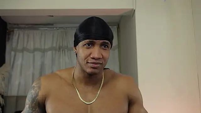 Snapshot of Logan_Varela chatting on October 5, 11:35 pm Logan Varela online show from October 5, 11:35 pm