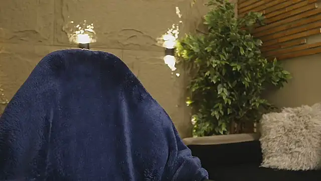 Logan Varela online show from December 22, 2:14 pm