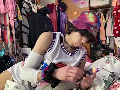 gurlnips online show from February 3, 5:07 am