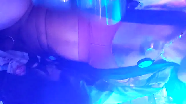 Snapshot of gurlnips chatting on October 6, 11:40 am gurlnips online show from October 6, 11:40 am