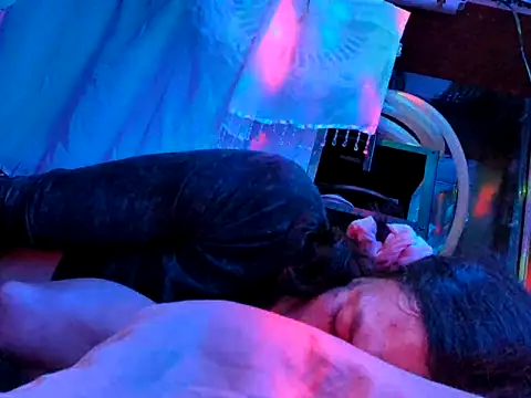 Snapshot of gurlnips chatting on October 9, 6:11 am gurlnips online show from October 9, 6:11 am