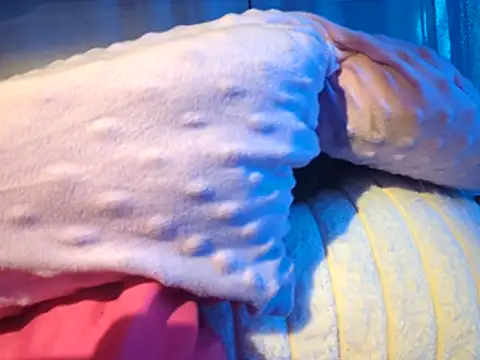 Snapshot of gurlnips chatting on October 29, 8:49 am gurlnips online show from October 29, 8:49 am