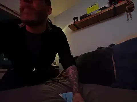 Snapshot of Tattooednakedguy chatting on March 27, 11:37 pm Tattooednakedguy online show from March 27, 11:37 pm