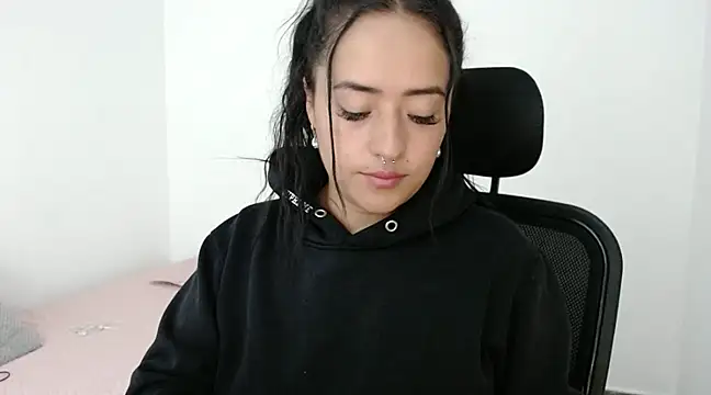 Snapshot of jjulietha95 chatting on December 6, 3:08 am jjulietha95 online show from December 6, 3:08 am