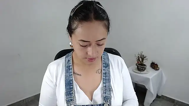 jjulietha95 online show from April 27, 11:58 pm