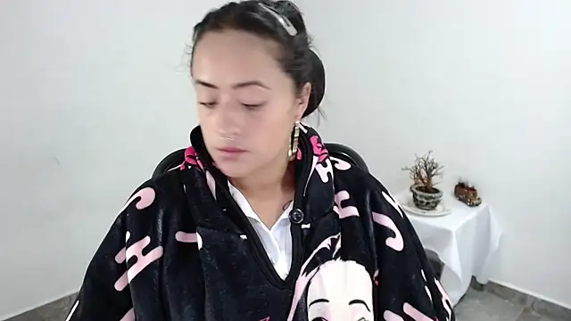 jjulietha95 online show from May 3, 9:32 pm
