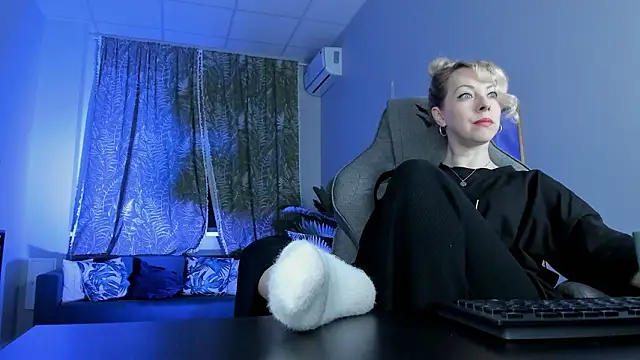 Snapshot of LylithSkye chatting on February 21, 11:33 am LylithSkye online show from February 21, 11:33 am