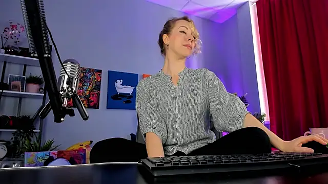 Snapshot of LylithSkye chatting on February 25, 11:31 am LylithSkye online show from February 25, 11:31 am