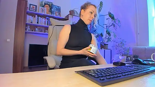 Snapshot of LylithSkye chatting on March 27, 1:55 pm LylithSkye online show from March 27, 1:55 pm