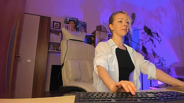 Snapshot of LylithSkye chatting on April 3, 3:43 pm LylithSkye online show from April 3, 3:43 pm