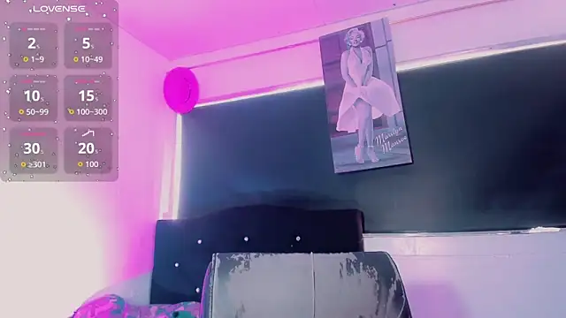 Kendall hornyy online show from March 27, 9:25 pm