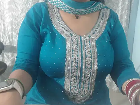 Snapshot of cute-priy chatting on January 23, 5:13 am cute-priy online show from January 23, 5:13 am