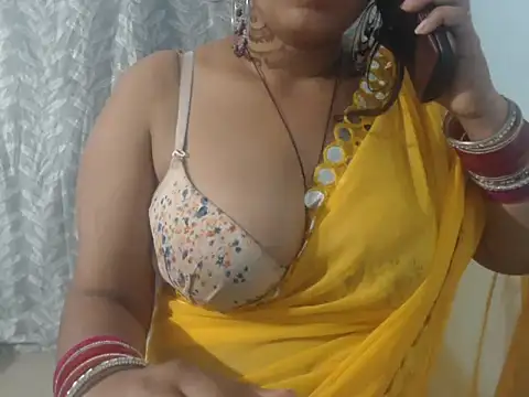 Snapshot of cute-priy chatting on February 6, 8:39 am cute-priy online show from February 6, 8:39 am