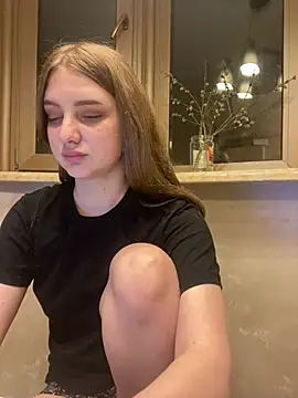 MollyDolle online show from April 5, 4:04 pm