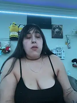 Snapshot of ThicBunz chatting on February 18, 2:05 am ThicBunz online show from February 18, 2:05 am