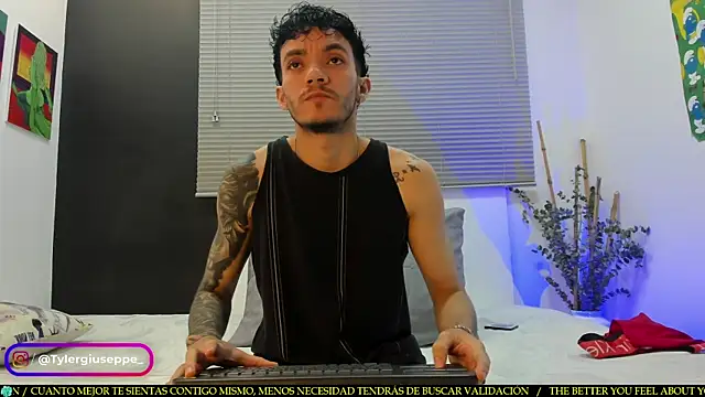 Snapshot of Tylergiuseppe_ chatting on February 13, 10:11 pm Tylergiuseppe online show from February 13, 10:11 pm