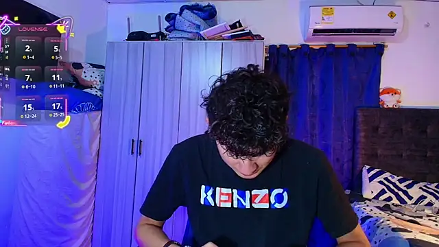 Snapshot of Nathan_Bluee chatting on February 20, 4:07 pm Nathan Bluee online show from February 20, 4:07 pm