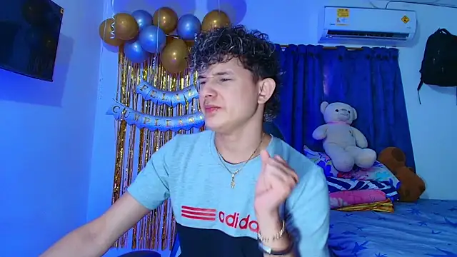 Snapshot of Nathan_Bluee chatting on March 21, 6:11 pm Nathan Bluee online show from March 21, 6:11 pm