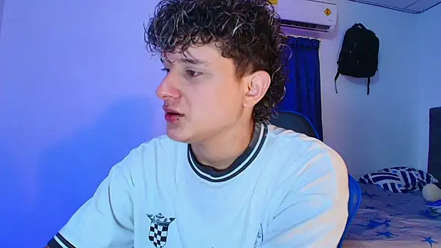 Snapshot of Nathan_Bluee chatting on March 26, 5:18 pm Nathan Bluee online show from March 26, 5:18 pm