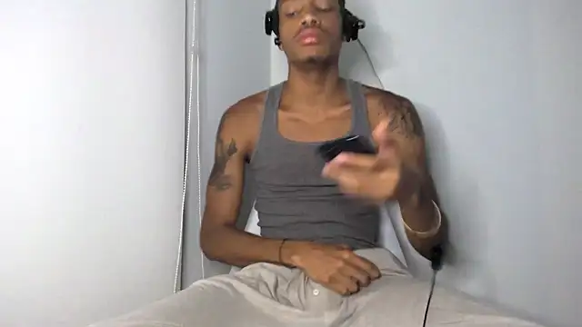 Snapshot of Skinnyblackman chatting on October 1, 2:06 am Skinnyblackman online show from October 1, 2:06 am