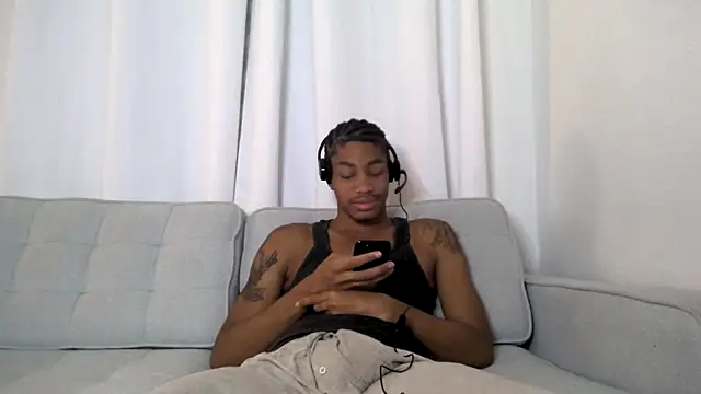 Snapshot of Skinnyblackman chatting on October 3, 1:24 am Skinnyblackman online show from October 3, 1:24 am