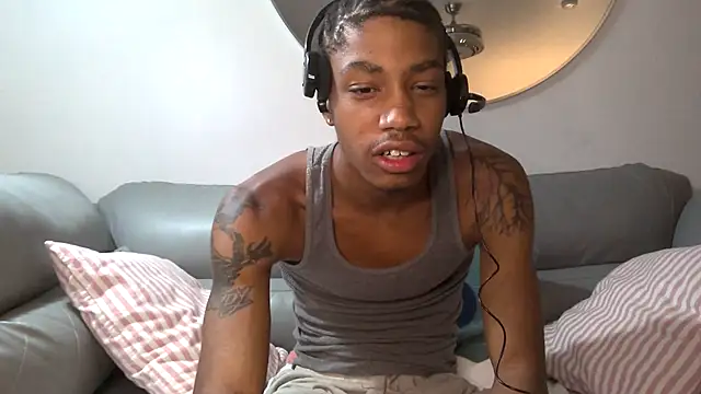 Snapshot of Skinnyblackman chatting on October 5, 2:32 am Skinnyblackman online show from October 5, 2:32 am