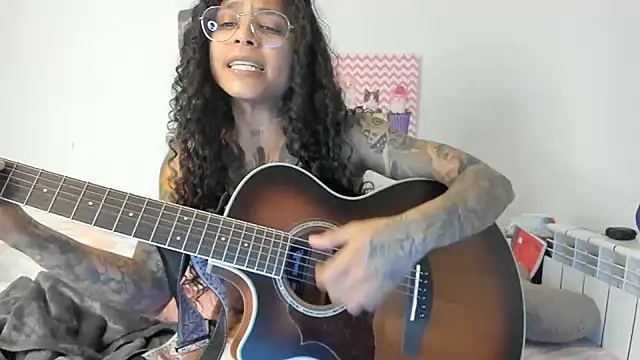 Snapshot of Ama_music chatting on January 5, 9:57 pm Ama music online show from January 5, 9:57 pm