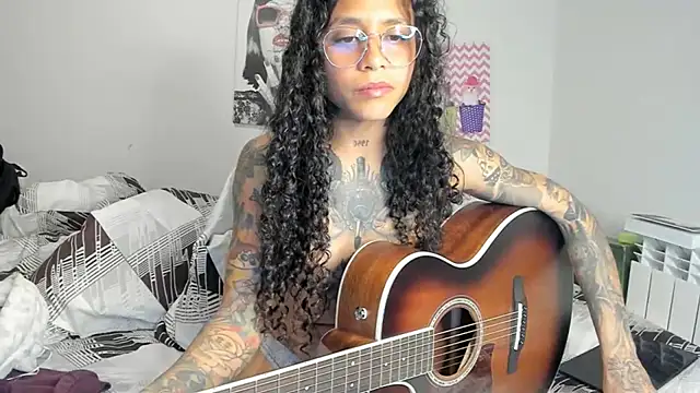 Snapshot of Ama_music chatting on February 18, 8:58 pm Ama music online show from February 18, 8:58 pm