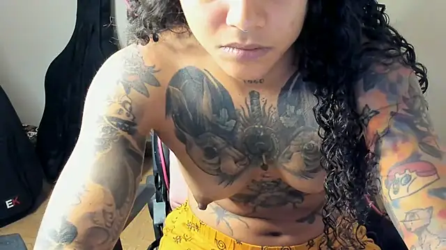 Snapshot of Ama_music chatting on October 1, 7:36 am Ama music online show from October 1, 7:36 am