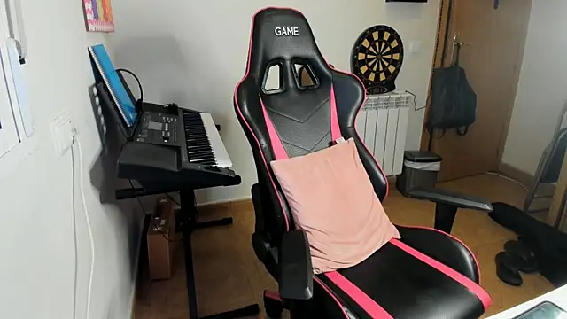 Snapshot of Ama_music chatting on October 6, 8:45 am Ama music online show from October 6, 8:45 am