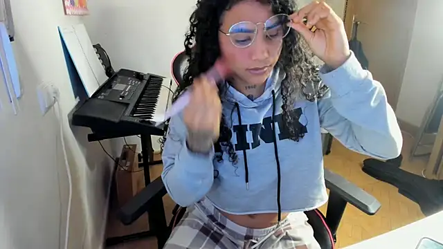 Snapshot of Ama_music chatting on October 8, 7:39 am Ama music online show from October 8, 7:39 am