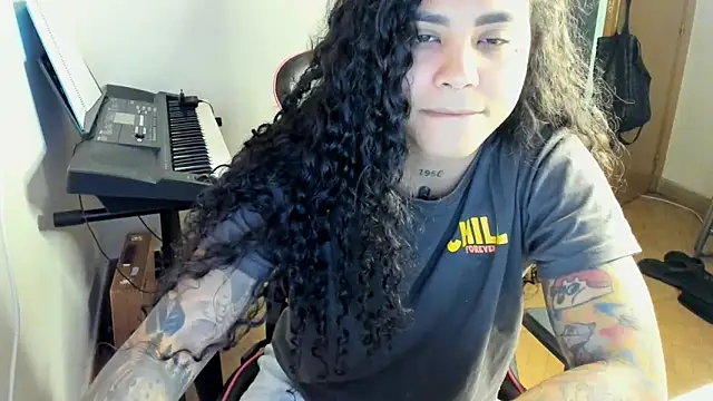 Snapshot of Ama_music chatting on October 9, 7:28 am Ama music online show from October 9, 7:28 am