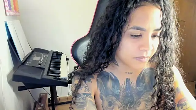 Snapshot of Ama_music chatting on October 15, 10:04 am Ama music online show from October 15, 10:04 am