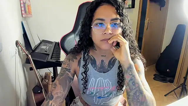 Snapshot of Ama_music chatting on October 16, 7:42 am Ama music online show from October 16, 7:42 am