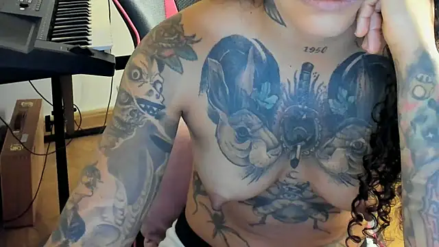 Snapshot of Ama_music chatting on October 18, 11:44 am Ama music online show from October 18, 11:44 am