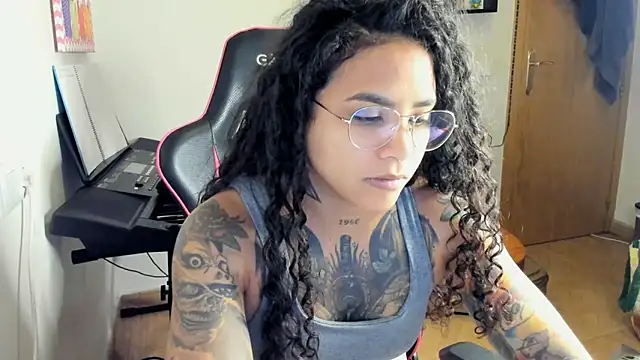 Snapshot of Ama_music chatting on November 4, 10:58 am Ama music online show from November 4, 10:58 am