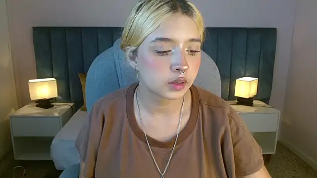 Snapshot of april_bunnyy chatting on January 3, 7:07 pm april bunnyy online show from January 3, 7:07 pm