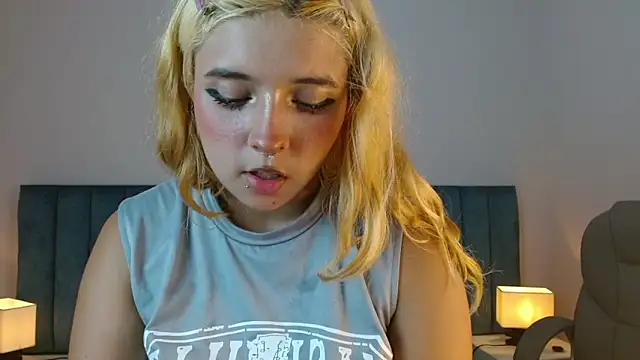 Snapshot of april_bunnyy chatting on January 26, 2:03 am april bunnyy online show from January 26, 2:03 am