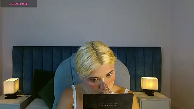 Snapshot of april_bunnyy chatting on March 1, 4:22 pm april bunnyy online show from March 1, 4:22 pm