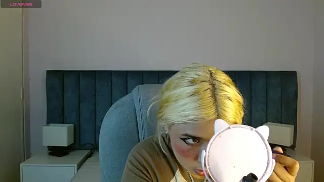 Snapshot of april_bunnyy chatting on March 4, 6:29 pm april bunnyy online show from March 4, 6:29 pm