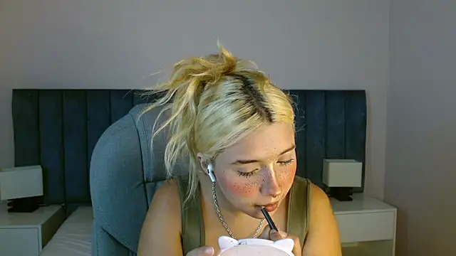 Snapshot of april_bunnyy chatting on March 19, 7:06 pm april bunnyy online show from March 19, 7:06 pm