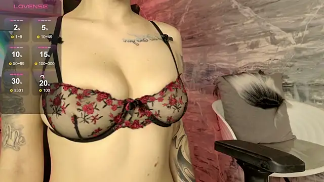 Snapshot of Melany_Luv chatting on February 14, 10:06 pm Melany Luv online show from February 14, 10:06 pm