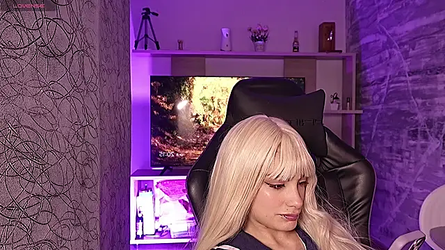 Snapshot of Melany_Luv chatting on February 25, 1:15 am Melany Luv online show from February 25, 1:15 am