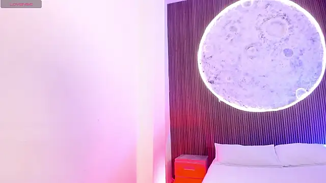 Snapshot of Melany_Luv chatting on February 27, 10:43 pm Melany Luv online show from February 27, 10:43 pm