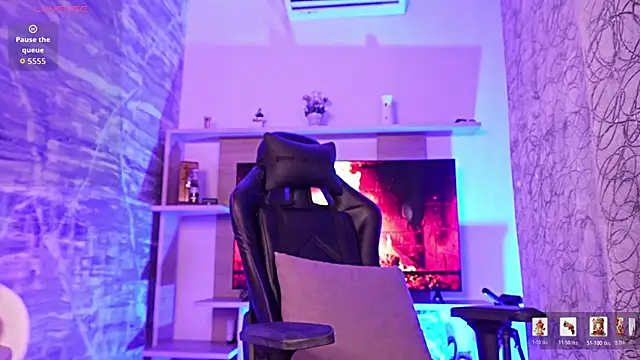 Snapshot of Melany_Luv chatting on March 15, 10:05 pm Melany Luv online show from March 15, 10:05 pm