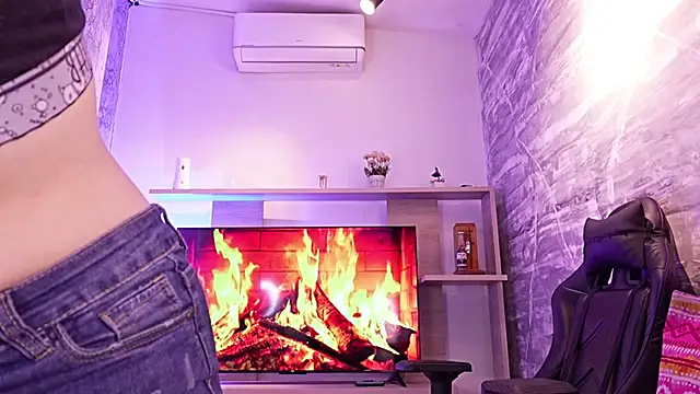 Snapshot of Melany_Luv chatting on March 28, 9:14 pm Melany Luv online show from March 28, 9:14 pm