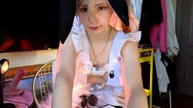 Snapshot of Moon_Lollie_ chatting on January 19, 2:10 pm Moon Lollie online show from January 19, 2:10 pm