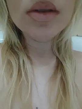 Snapshot of Linda_999 chatting on December 22, 12:05 pm Linda 999 online show from December 22, 12:05 pm