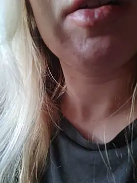 Snapshot of Linda_999 chatting on February 24, 1:42 pm Linda 999 online show from February 24, 1:42 pm