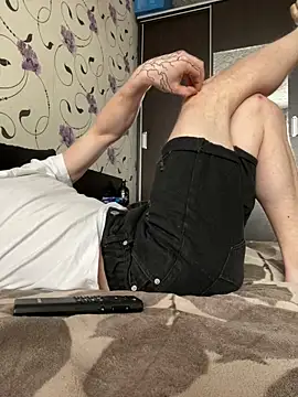 Snapshot of red_red00 chatting on March 4, 9:37 am red red00 online show from March 4, 9:37 am